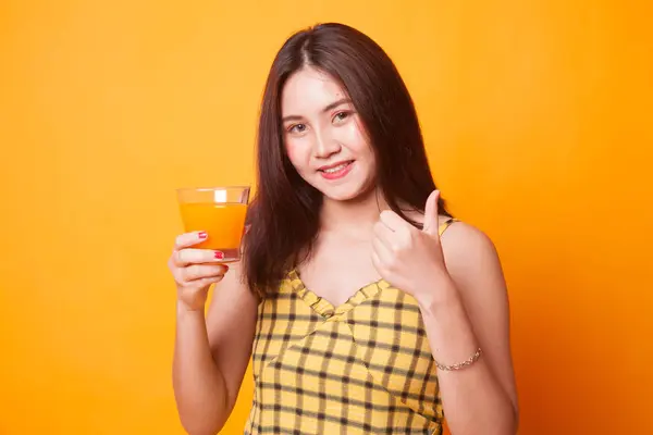 Mladá Asijská Žena Palce Nápoj Pomerančový Džus Žlutém Podkladu — Stock fotografie