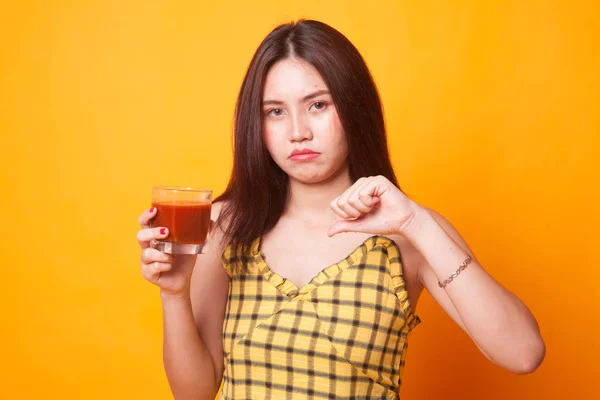 Joven Mujer Asiática Pulgares Abajo Odio Jugo Tomate Sobre Fondo —  Fotos de Stock