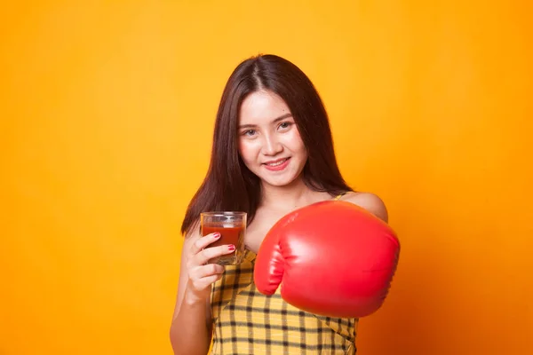 Joven Mujer Asiática Con Jugo Tomate Guante Boxeo Sobre Fondo —  Fotos de Stock
