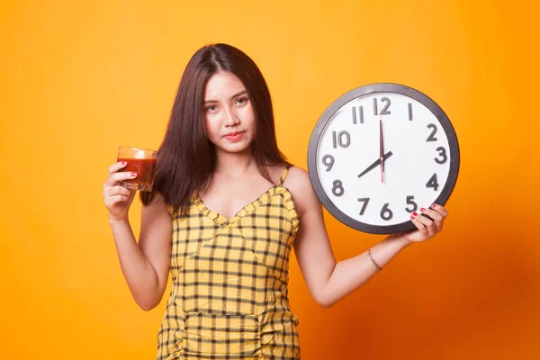 Jeune Femme Asiatique Avec Jus Tomate Horloge Sur Fond Jaune — Photo