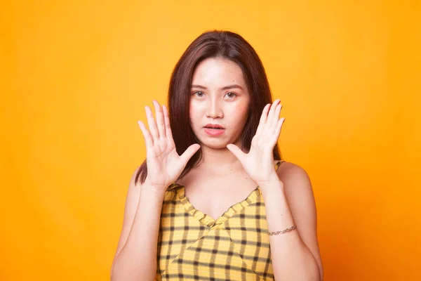 黄色の背景にショックを受けた若いアジア女性 — ストック写真