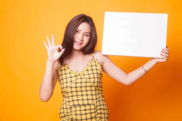 Молодая Азиатка Показывает Белым Пустым Знаком Желтом Фоне — стоковое фото