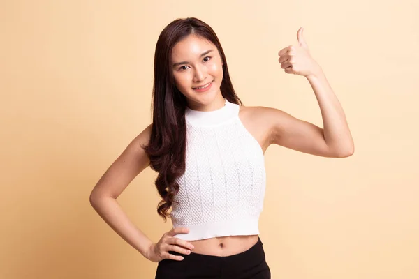 Genç Asyalı Kadın Bej Arka Planda Baş Parmak Gösteriyor — Stok fotoğraf