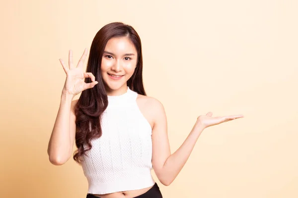Krásné Mladé Asijské Žena Show Palmové Ruce Znamení Béžové Pozadí — Stock fotografie