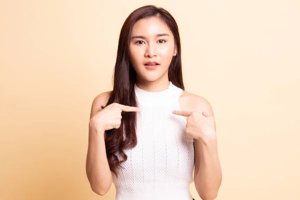 Joven Asiática Mujer Apuntar Misma Preguntar Por Qué Beige Fondo —  Fotos de Stock