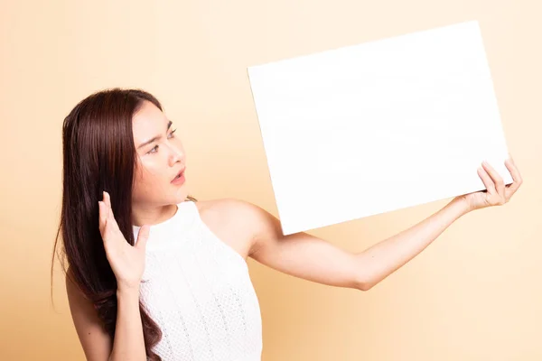 Jong Aziatische Vrouw Verrassing Met Wit Blanco Teken Beige Achtergrond — Stockfoto