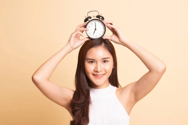 Jeune Femme Asiatique Sourire Avec Une Horloge Sur Fond Beige — Photo