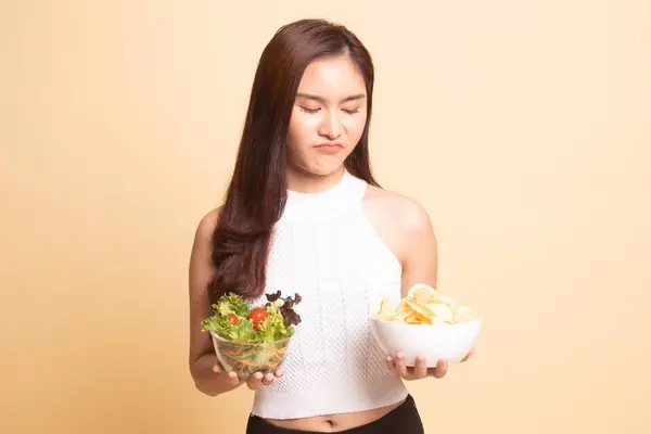 Ung Asiatisk Kvinna Med Chips Och Sallad Beige Bakgrund — Stockfoto