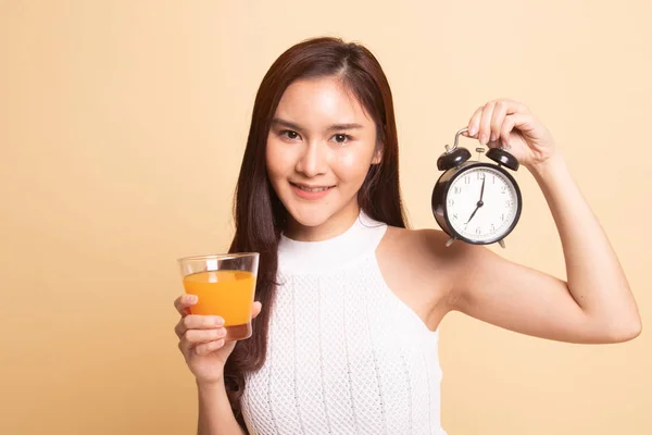 Mulher Asiática Com Relógio Beber Suco Laranja Fundo Bege — Fotografia de Stock