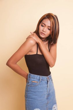 Genç Asyalı kadının arka planında sırt ağrısı var.