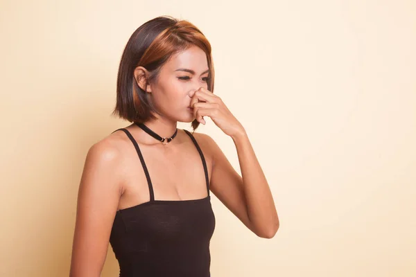 Giovane Donna Asiatica Tenendo Naso Causa Cattivo Odore Sfondo Beige — Foto Stock