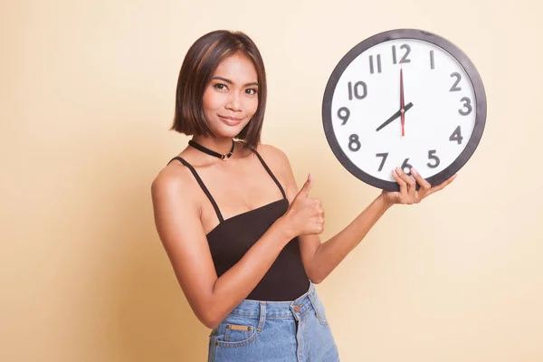 Joven Mujer Asiática Pulgares Arriba Con Reloj Sobre Fondo Beige —  Fotos de Stock