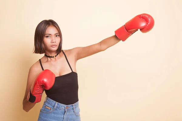 Jovem Mulher Asiática Com Luvas Boxe Vermelho Fundo Bege — Fotografia de Stock