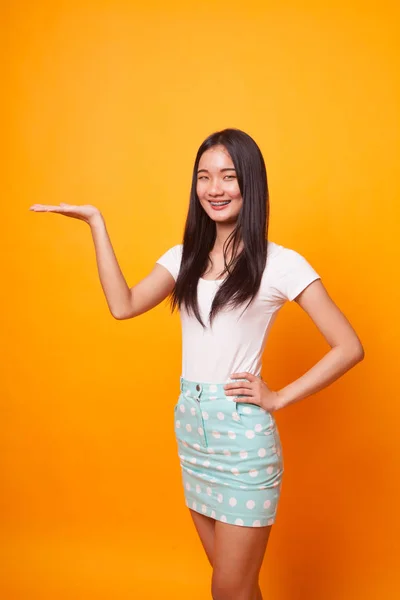 Mujer Asiática Joven Presente Con Mano Sobre Fondo Amarillo Brillante —  Fotos de Stock