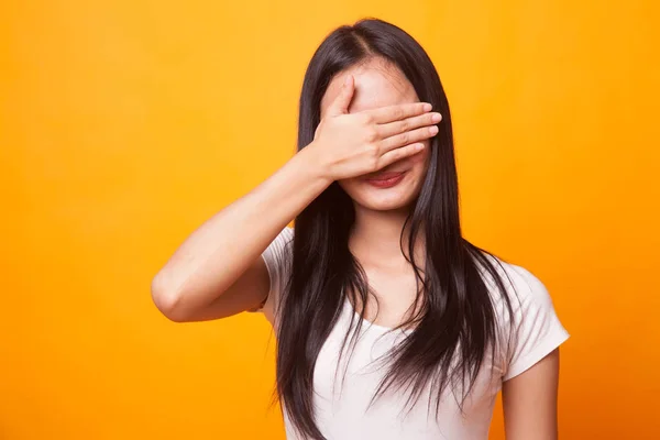 Joven Mujer Asiática Cierra Los Ojos Con Mano Sobre Fondo —  Fotos de Stock