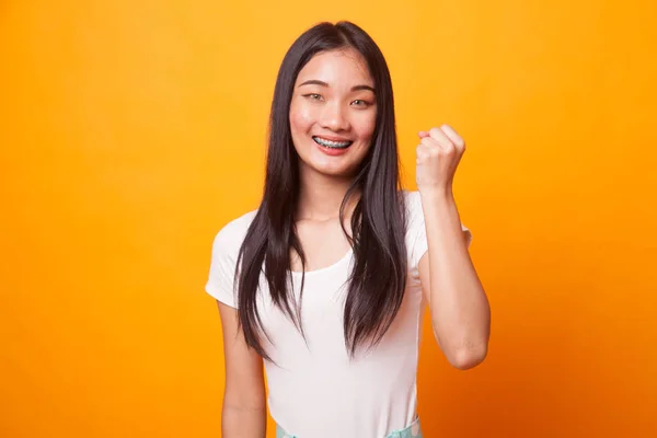 Éxito Joven Mujer Asiática Mantenga Puño Fondo Amarillo Brillante —  Fotos de Stock