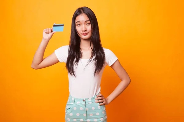 Jovem Mulher Asiática Com Cartão Branco Fundo Amarelo Brilhante — Fotografia de Stock