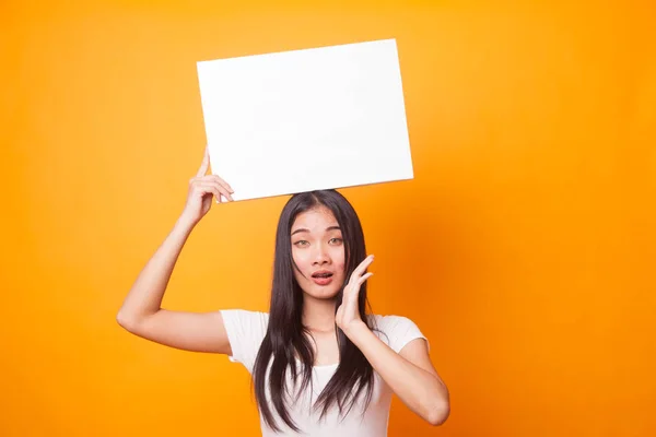 Junge Asiatische Frau Überrascht Mit Weißem Blankoschild Auf Leuchtend Gelbem — Stockfoto