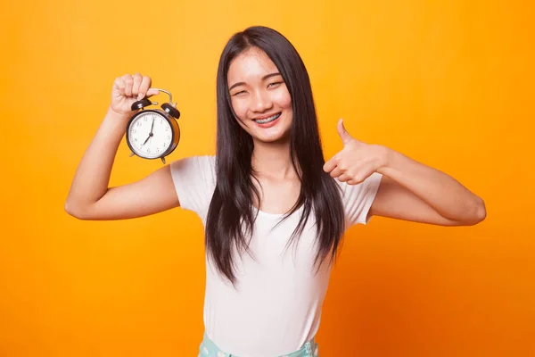 Ung Asiatisk Kvinna Visar Tummen Upp Med Klocka Ljusa Gul — Stockfoto