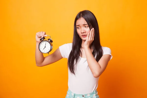 Młoda Kobieta Azjatyckich Jest Podkreślił Zegarem Jasne Tło Żółty — Zdjęcie stockowe
