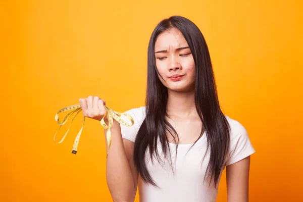 Unglückliche Junge Asiatische Frau Mit Maßband Auf Hellgelbem Hintergrund — Stockfoto