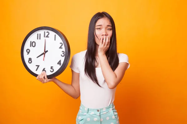 Sleepy Joven Mujer Asiática Con Reloj Mañana Sobre Fondo Amarillo — Foto de Stock