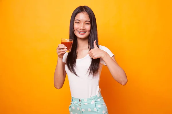 Jovem Mulher Asiática Polegares Para Cima Com Suco Tomate Fundo — Fotografia de Stock