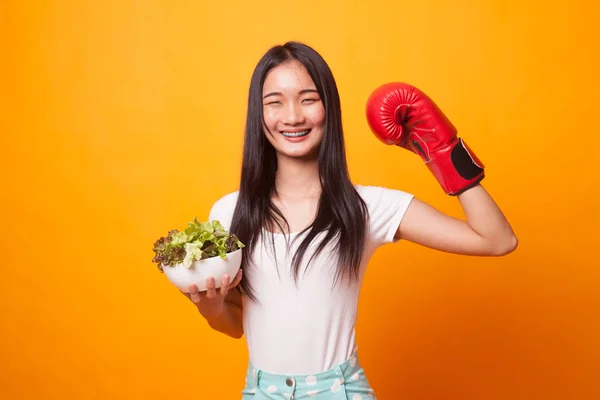 Joven Mujer Asiática Con Guante Boxeo Ensalada Sobre Fondo Amarillo —  Fotos de Stock