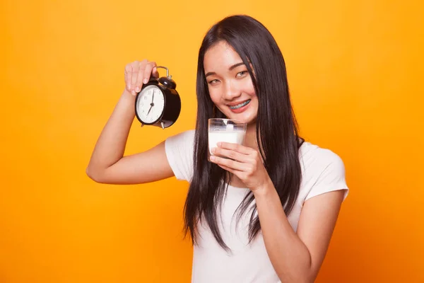 Saludable Mujer Asiática Beber Vaso Leche Celebrar Reloj Sobre Fondo — Foto de Stock