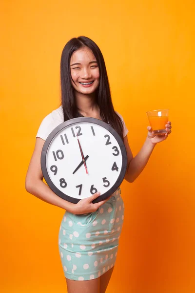 Mulher Asiática Com Relógio Beber Suco Laranja Fundo Amarelo Brilhante — Fotografia de Stock