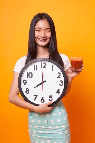 Jeune Femme Asiatique Avec Jus Tomate Horloge Sur Fond Jaune — Photo