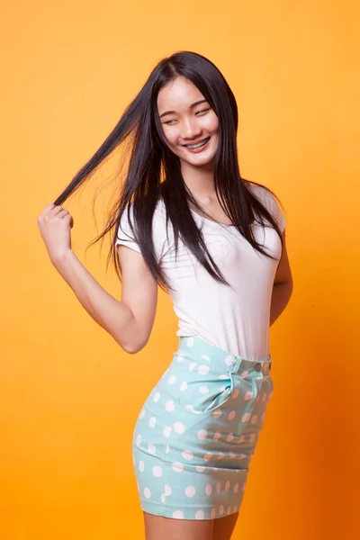 Retrato Bela Jovem Mulher Asiática Fundo Amarelo Brilhante — Fotografia de Stock