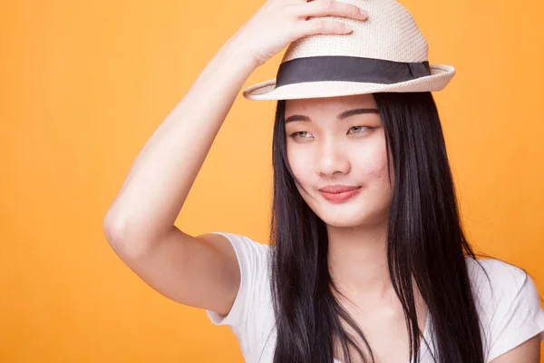 明るい黄色の背景に美しい若いアジア女性の肖像画 — ストック写真