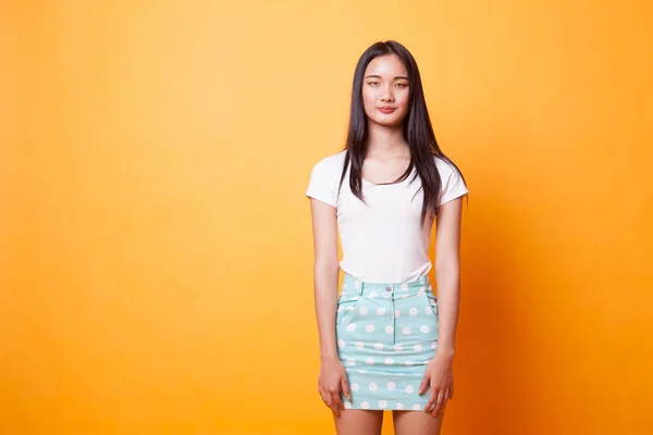 Retrato Una Hermosa Joven Asiática Sobre Fondo Amarillo Brillante — Foto de Stock