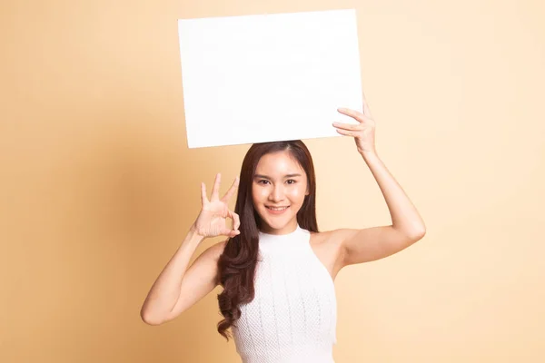 Genç Asyalı Kadın Bej Arka Planda Beyaz Boşluk Işareti Ile — Stok fotoğraf