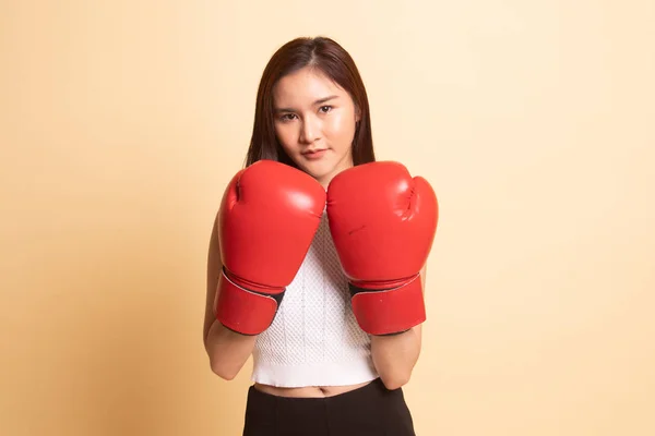 Joven Mujer Asiática Con Guantes Boxeo Rojos Sobre Fondo Beige —  Fotos de Stock