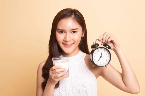 Saludable Mujer Asiática Bebiendo Vaso Leche Celebrar Reloj Sobre Fondo — Foto de Stock