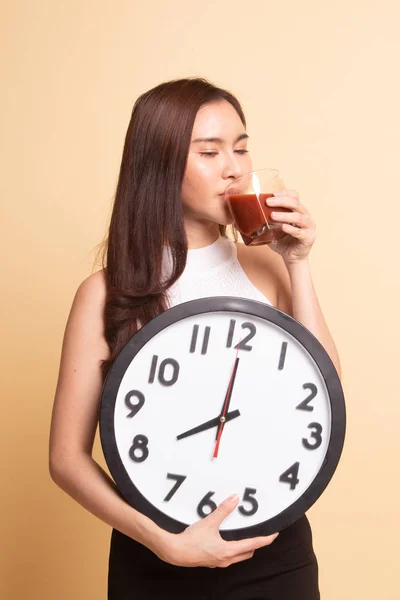 Jeune Femme Asiatique Avec Jus Tomate Horloge Sur Fond Beige — Photo