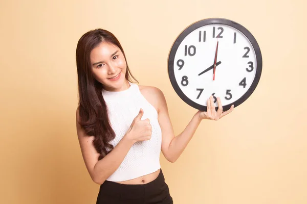 Joven Mujer Asiática Pulgares Arriba Con Reloj Sobre Fondo Beige —  Fotos de Stock
