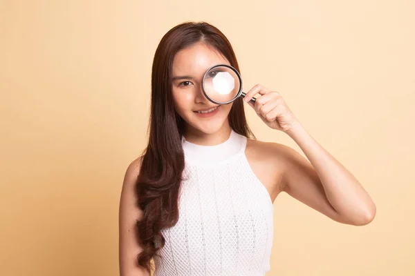 Young Asian Woman Magnifying Glass Beige Background — Stock Photo, Image
