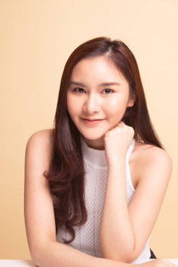 Bej arka planda güzel bir Asyalı kadının portresi.