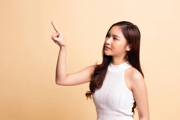 Asyalı Kadın Bej Arka Planda Parmaklarıyla Ekrana Dokunuyor — Stok fotoğraf