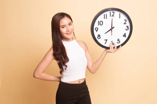 Young Asian Woman Clock Beige Background — Stock Photo, Image