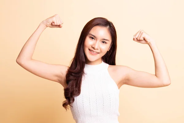 Mooi Jong Aziatisch Vrouw Flex Bicep Beige Achtergrond — Stockfoto