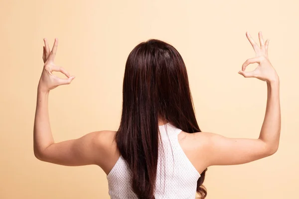 Rückansicht Der Asiatin Zeigt Doppeltes Handzeichen Auf Beigem Hintergrund — Stockfoto