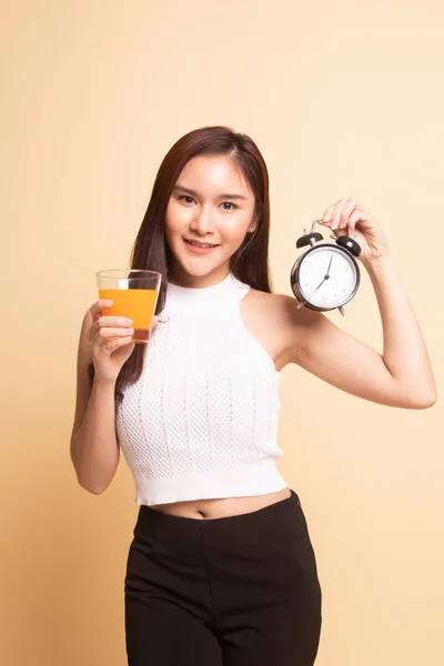 Mujer Asiática Con Reloj Beber Jugo Naranja Sobre Fondo Beige —  Fotos de Stock