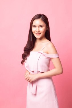 Pembe arka planda güzel bir Asyalı kadının portresi.