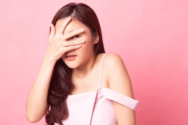 Ernsthafte Junge Asiatin Schaut Auf Rosa Hintergrund Weg — Stockfoto