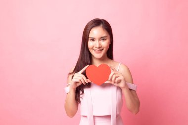 Genç Asyalı kadın hastalandı ve pembe arka planda grip.