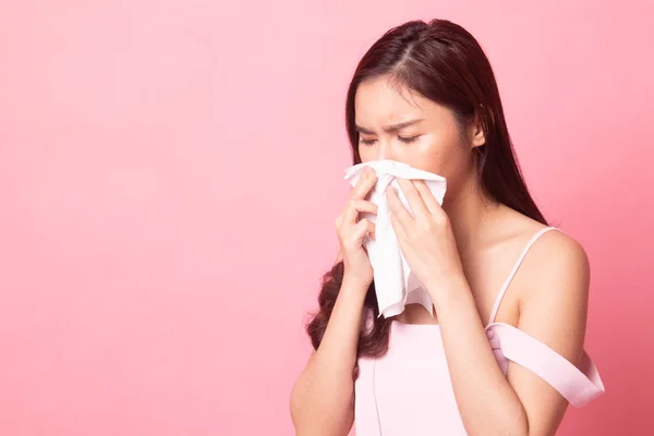 Joven Mujer Asiática Enfermó Gripe Rosa Fondo — Foto de Stock